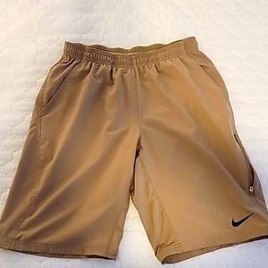 NIKE Workout Shorts Tan/Beige sz M (but fits like an XL) 9" inseam, Excellent Co